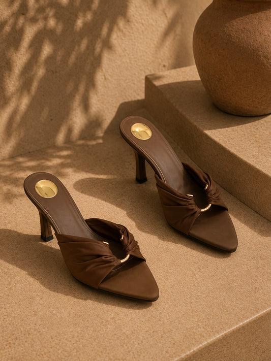 Mules à Talons Chocolat – Élégance Minimaliste & Détail Doré