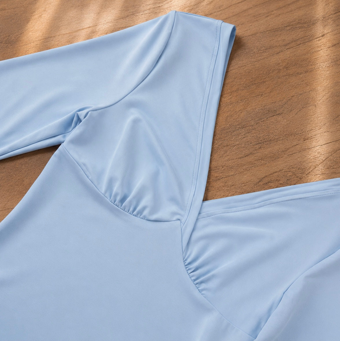 Robe Courte Bleu Ciel à Col V – Robe Moulante Femme Manches 3/4